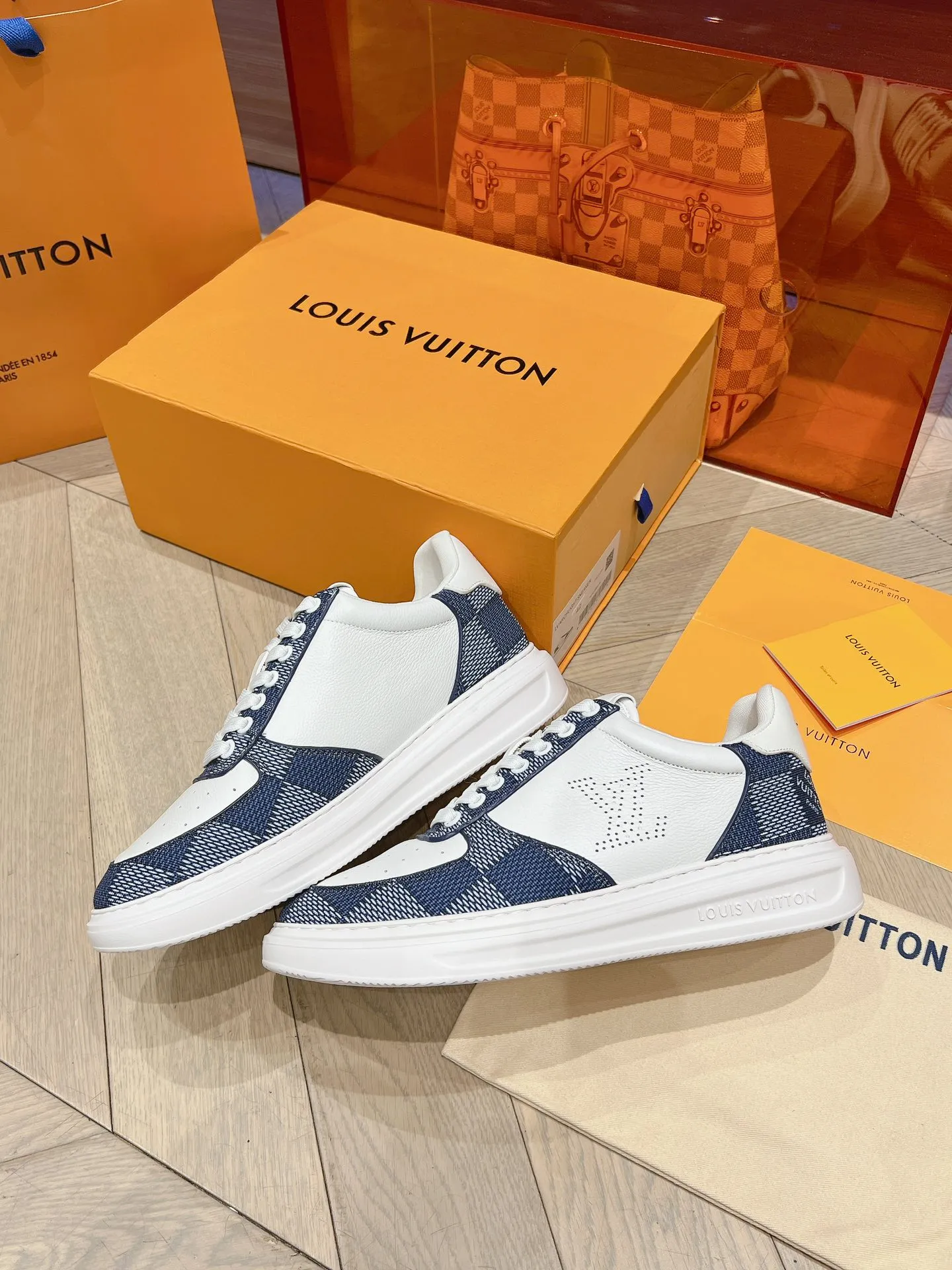 👟👟Ex-factory price 680👟👟 New LV white shoes for men, checkerboard series, plaid color matching, pure cowhide, 3D printed breathable holes, men's casual business travel shoes👟full of comfort, size: 37-45
